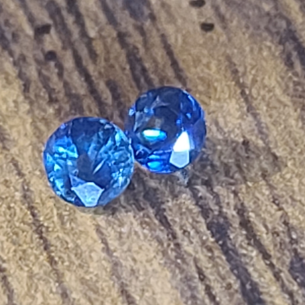Loose sapphire gemstones